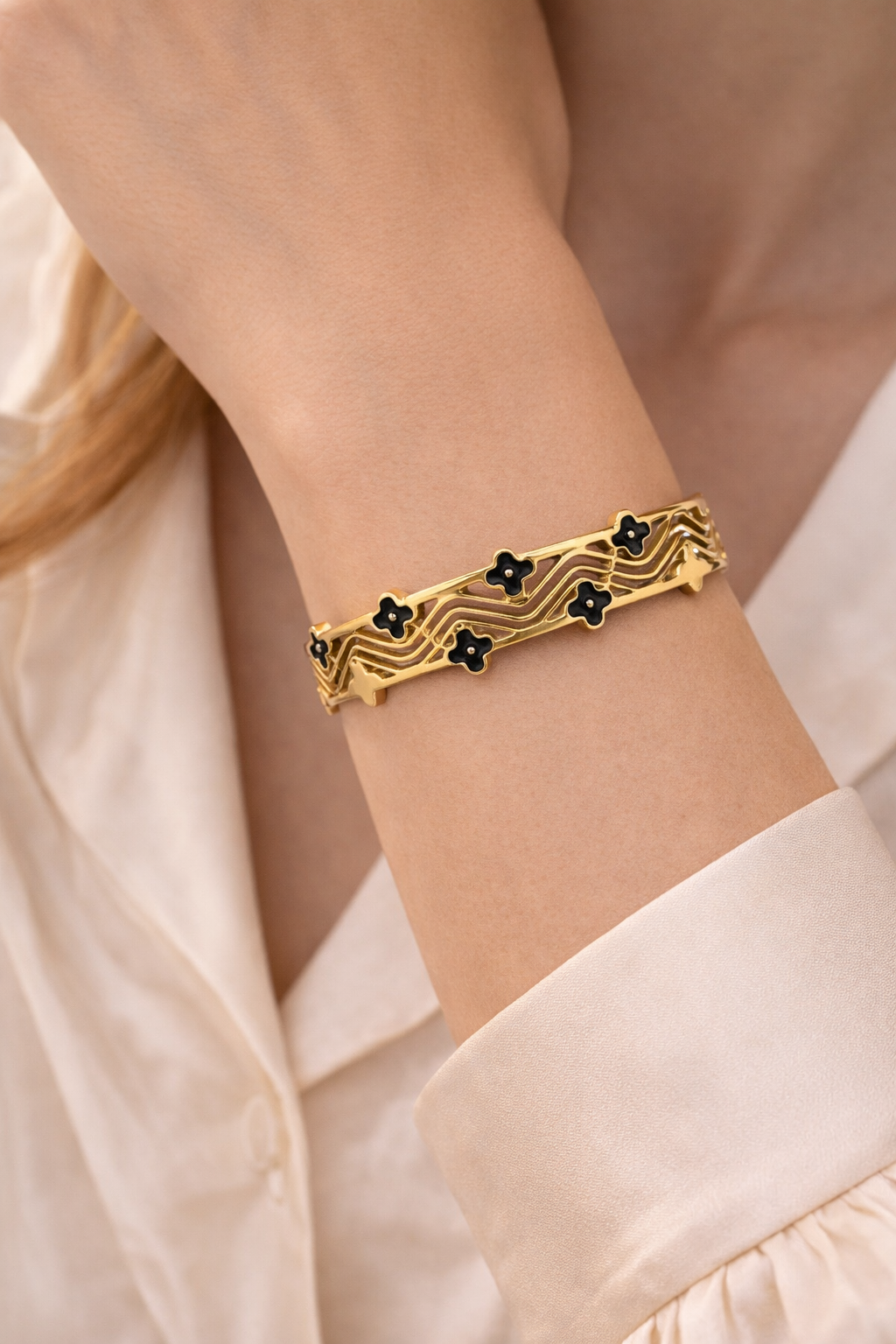 Midnight Bloom Wave Gold Bangle